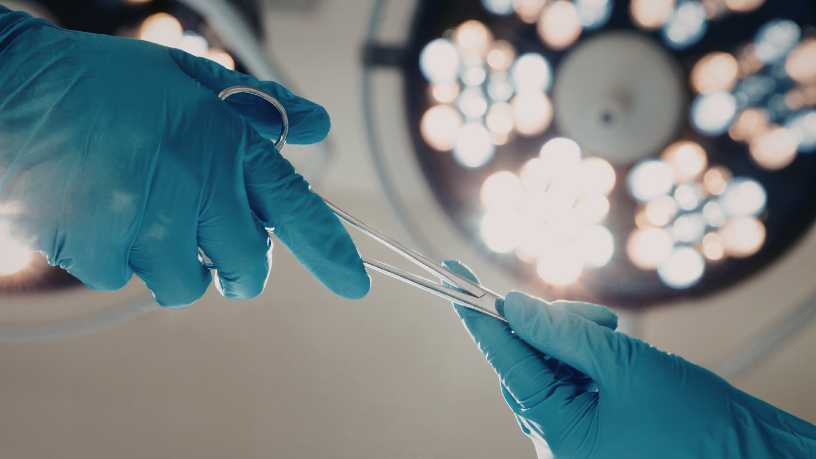 Riscos cirúrgicos reduzidos com planejamento adequado segundo Dr. Haeckel Cabral.