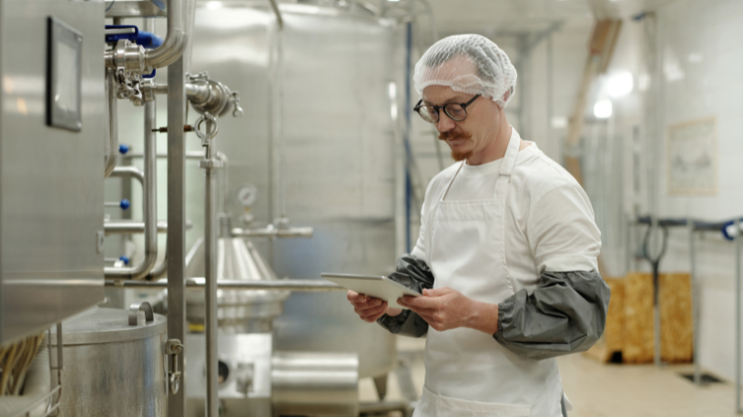 Como garantir, segundo Elias Assum Sabbag Junior, segurança e conformidade na utilização de plásticos em setores regulados.